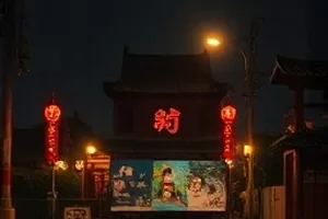 风暴眼早餐喜剧封面：早餐桌与窗外风暴云